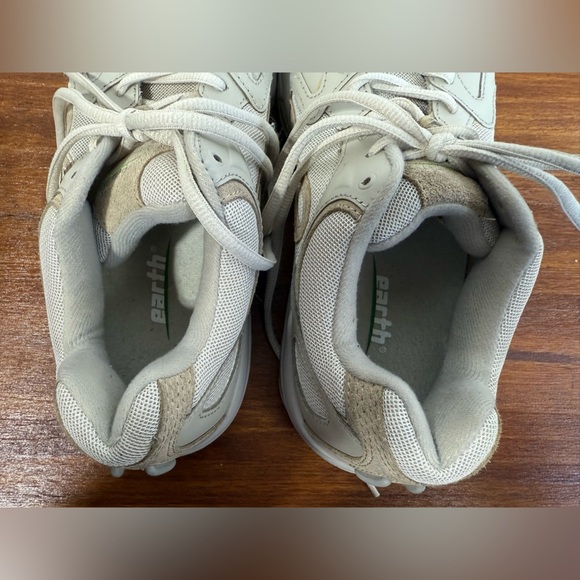 Earth women’s exer-walk, negative heel shoes in Desert butter leather. Size 8D - Picture 5 of 10
